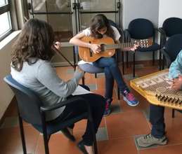 How to fit a guitar, a violin and a qanoun?