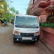 A new school van for the children of Janani Home