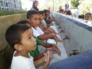 students washing before lunch