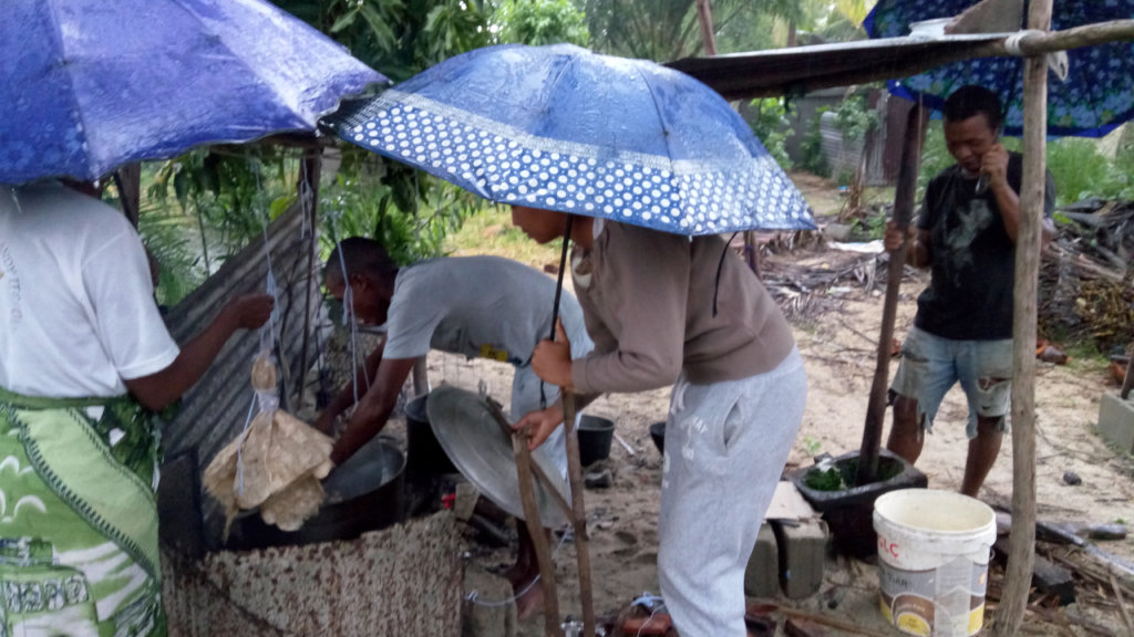 Dyeing textiles in the rain