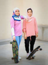 Arifa & Hadisa with their skateboards in Arizona.