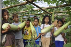 Elementary school gardeners in Kasambuhan Village