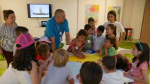 Science demonstration in Muzeiko