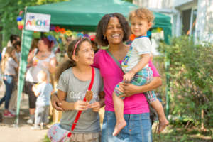 Two ARCHE-Children with their mother