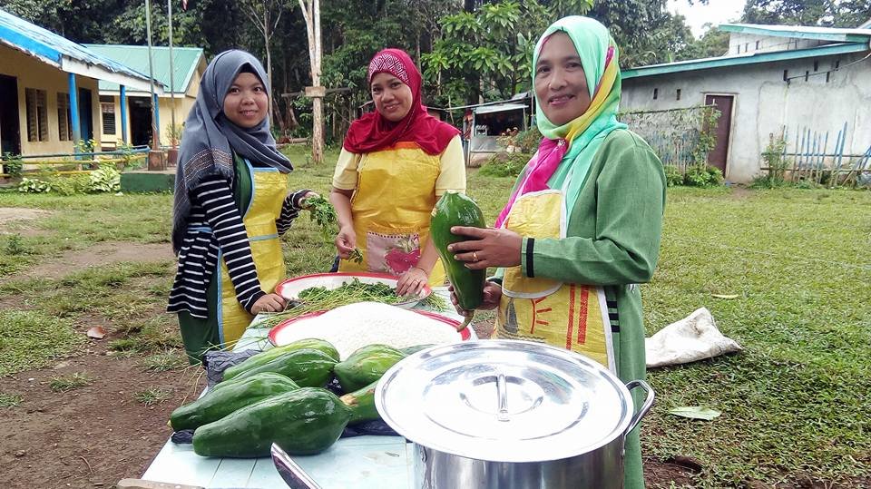 Moms at school preparing lunch