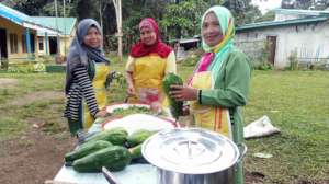 Moms at school preparing lunch