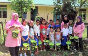 Beach buckets and shovels assist gardeners