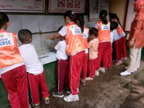 Munting Nurses teaching first graders to wash hand
