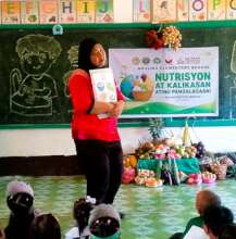 Teachers tell students about "Grow" foods