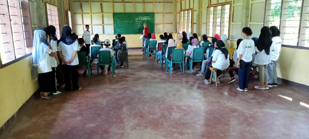 Middle school sudents in urgent need of chairs