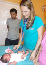 Clinica Verde's Dr. Nubia Huete examines a newborn