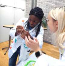 Extracting DNA in Paris