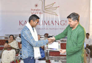 William Bissell presents a certificate to Amirbhai