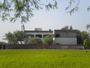 Building of Khoj School in the midst of fields