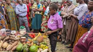 Student demonstrates nutritious food at fair