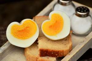 Adding salt on cooked food