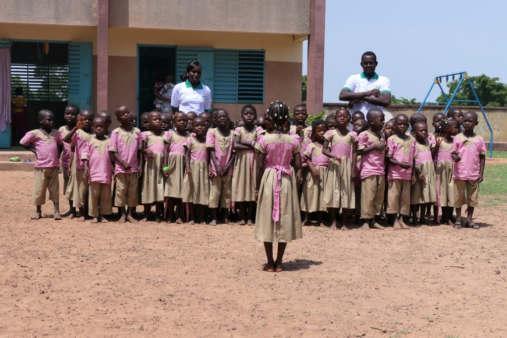 Children and staff of Oualana