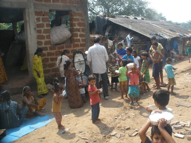 Feed Hot & Nutritious Meal to Slum Dwellers India