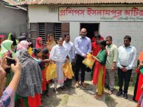 UNO Distribute educational materials