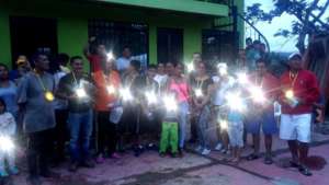 Solar-powered flashlights to people of Mocoa