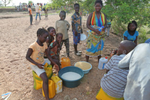 The people of Metuchira got rice, beans and oil