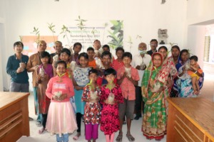 Participants with mangrove saplings in their hands