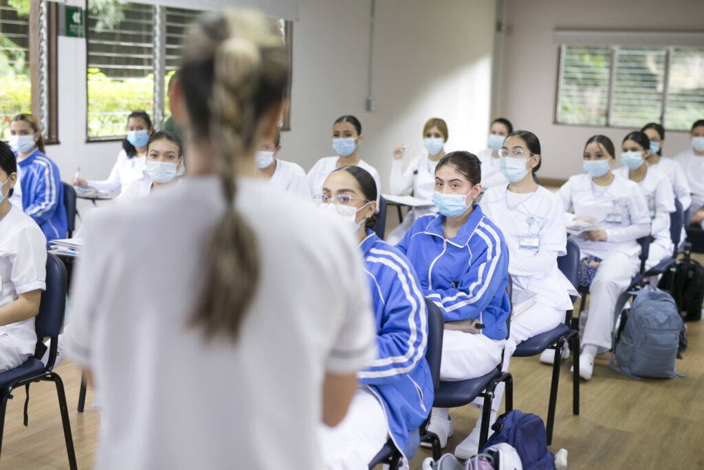 Help 90 young Colombians become nurse technicians
