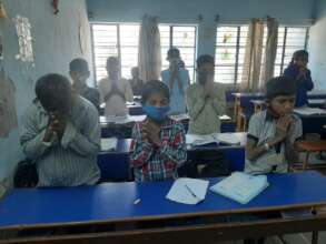 students giving prayer to peopl who died in covid.