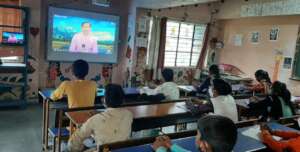 students interacting with the subject expert