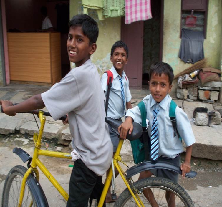 Support and educate 400 slum children in Bangalore