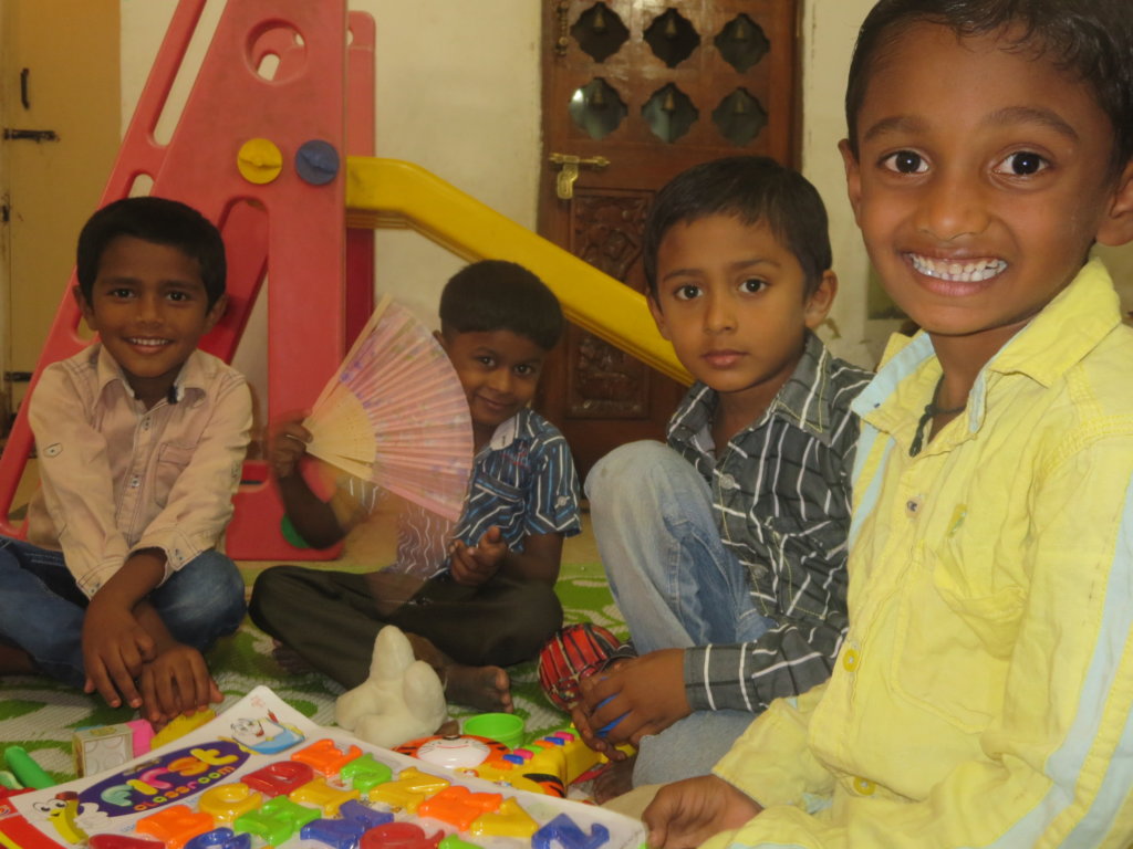 Support and educate 400 slum children in Bangalore