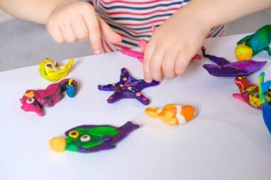 Modeling with plasticine calms children