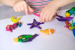 Modeling with plasticine calms children