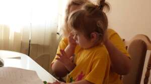 Dasha with her mother in an online class
