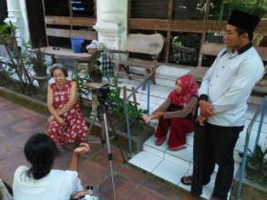 Listening to the owner of oldest bakery in Lasem.