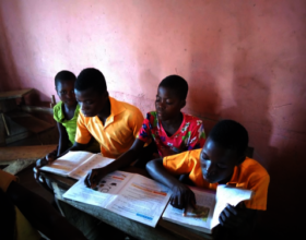 Maadogeen (Middle) and colleagues reading