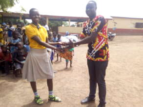 Manaan receiving her award from Grameen Ghana staf