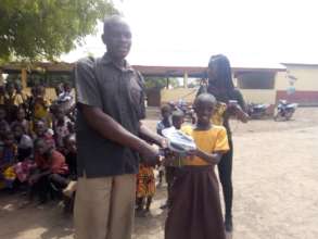 Nbingbi receiving her award