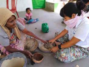 JICA volunteer giving pottery training