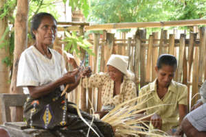 Women weaving in Makili