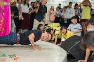 Rapper Wowy play with children