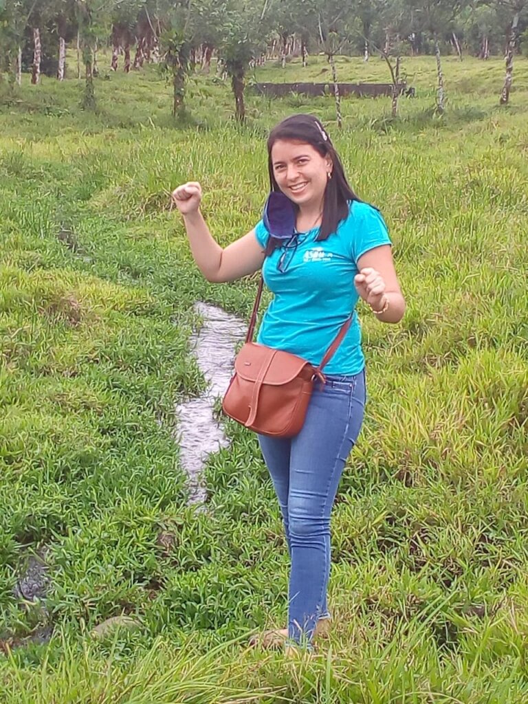 La directora de ASIREA recorriendo el terreno.