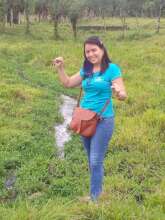 La directora de ASIREA recorriendo el terreno.