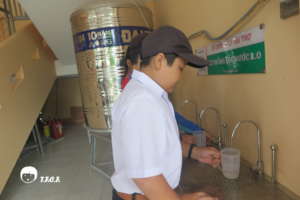 Schoolchildren love to drink water.
