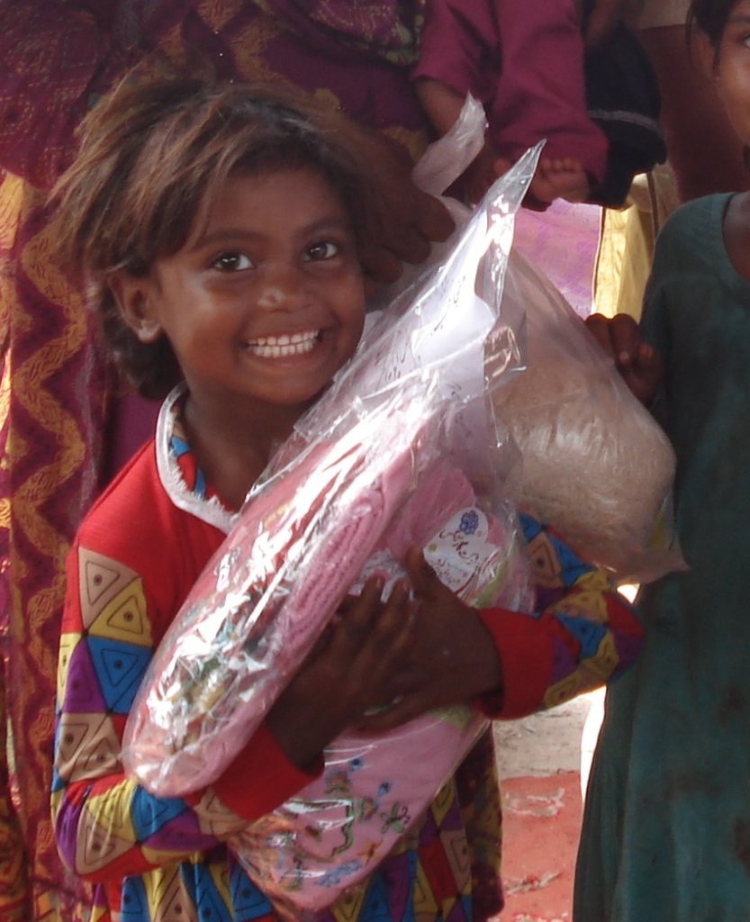 food & Gifts on Eid to 700 homeless children