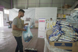 Packaging food parcels