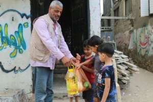 Distributing food parcels to families in Gaza