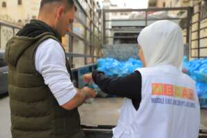 Distributing emergency food parcels