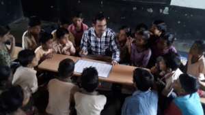 Manohar using GKP kit in the classroom