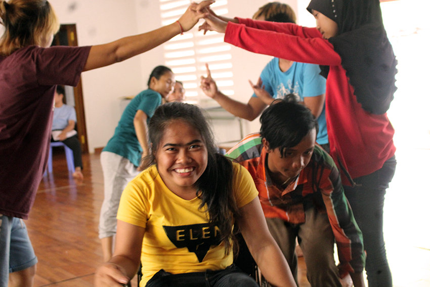 New students enjoy dance class